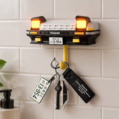 Colgador de llaves retro con luz sobre azulejo de baño